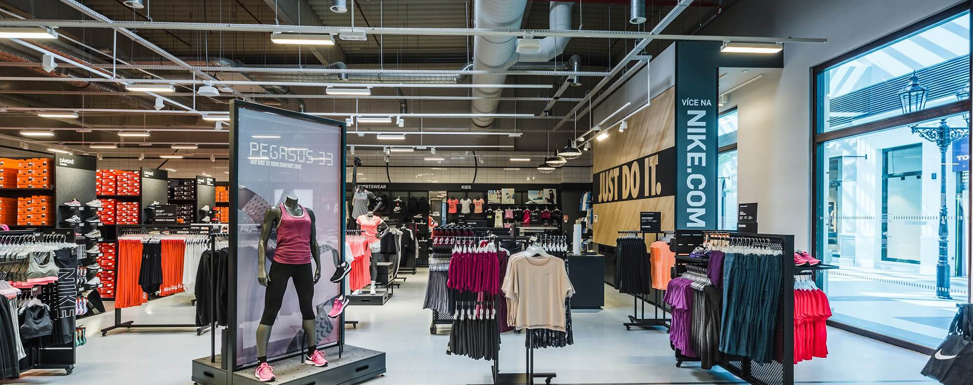 Reference: Prodejna Nike v&nbsp;outletovém centru