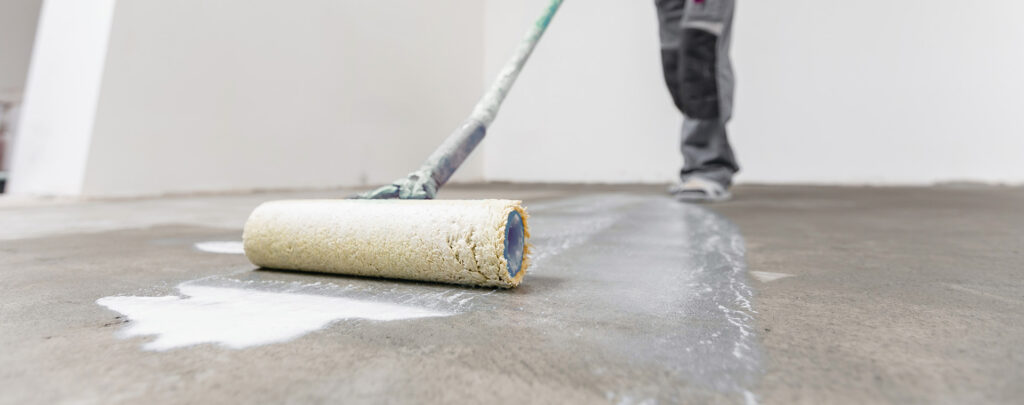 Nanášení hloubkové penetrace válečkem