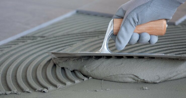 Lepidlo na dlažbu: Jaké zvolit a jak s&nbsp;ním pracovat?