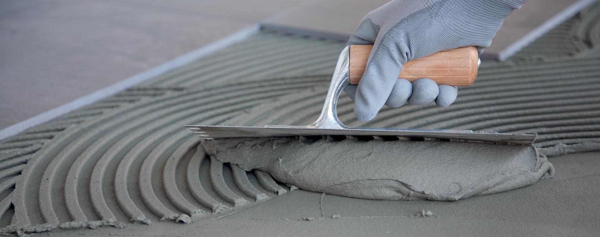 Lepidlo na dlažbu: Jaké zvolit a jak s&nbsp;ním pracovat?