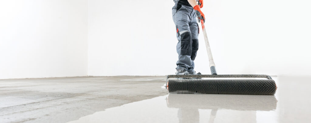 Nanášení materiálu na podlahu